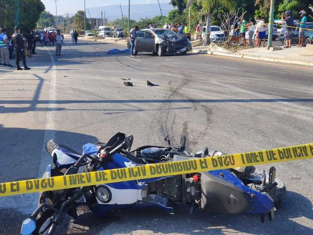 Mueren dos policías en colisión entre moto y auto