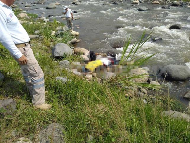Mueren dos migrantes al ser arrastrados por río