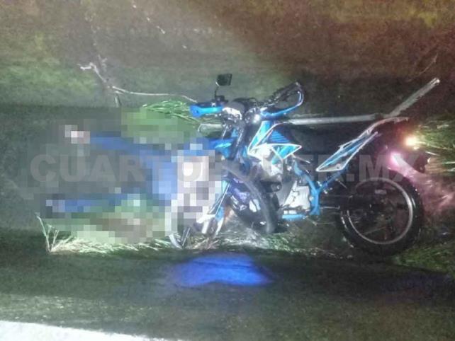 Fallece motociclista al caer en dren pluvial
