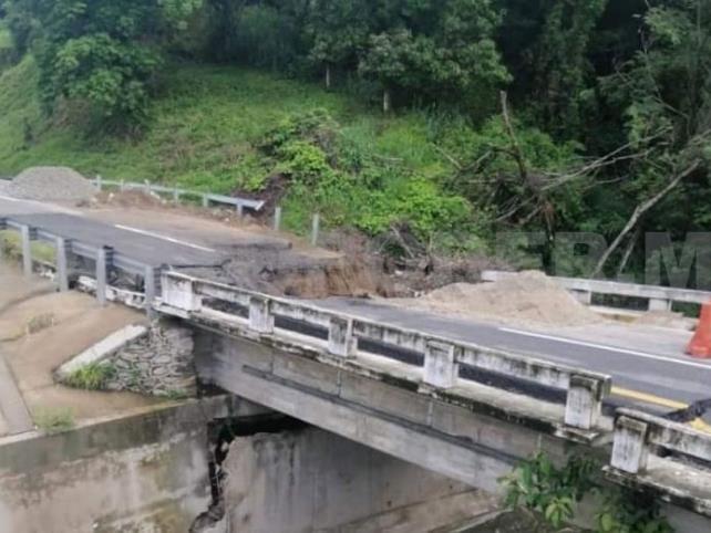Colapsa puente en Acacoyagua