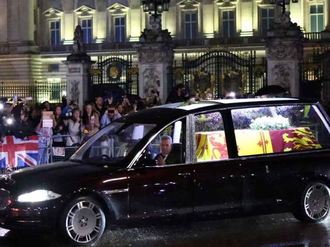 Restos de Isabel II llegan a Londres
