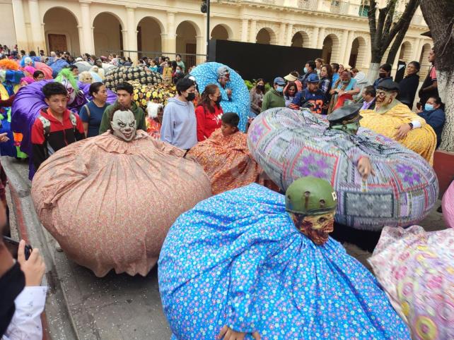 Con desfile de panzudos inicia fiesta de la virgen