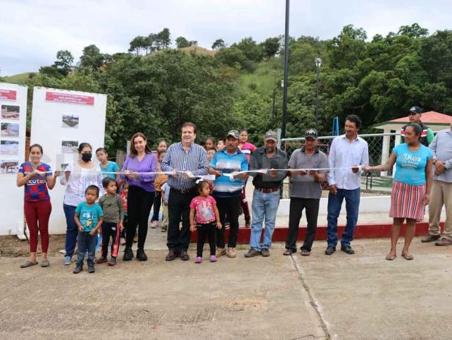 Inaugura edil parque en Heriberto Jara