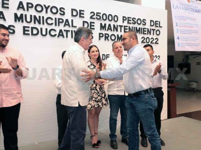 Carlos Morales entrega apoyos a escuelas