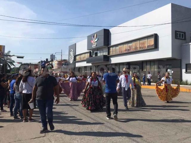 Guatemaltecos asisten al Buen Fin y a desfile