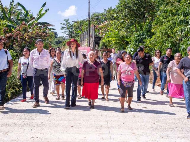 Obras cambian vidas en zona rural: Rosy Urbina