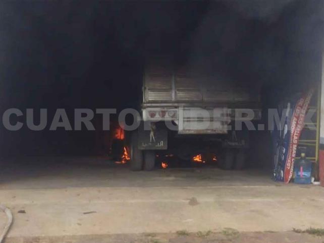 Se incendia camión al interior de un taller