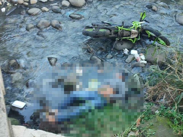Motociclista fallece al caer en río Coatancito