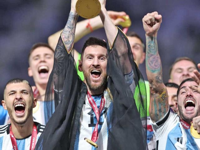 Por fin besa Messi la Copa del Mundo