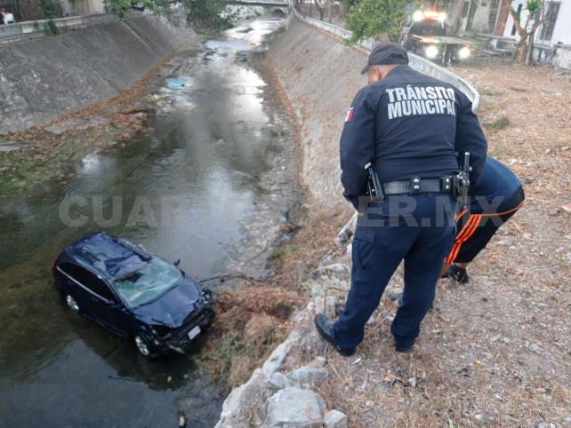 Cae camioneta en canal del Sabinal